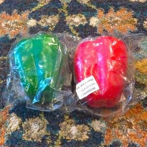 2 Red/Green Artifical Realistic Fake Lifelike Peppers